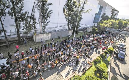 Crean caos miles en centros que aplicaron vacunas en último día