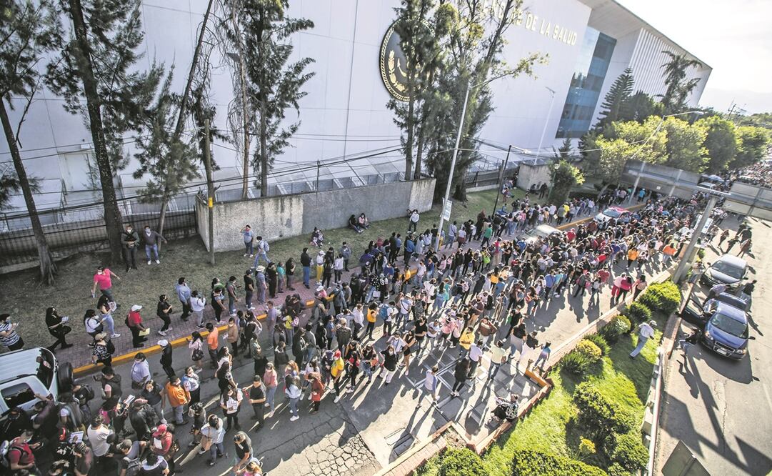 En la Escuela Naval Militar miles esperaron varias horas, algunos hasta seis, para aplicarse la primera dosis o completar su esquema. Foto: Germán Espinosa/ EL UNIVERSAL.