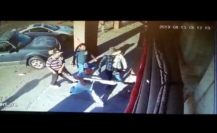 Captan en video momento en que hombres golpean a migrantes en Mexicali