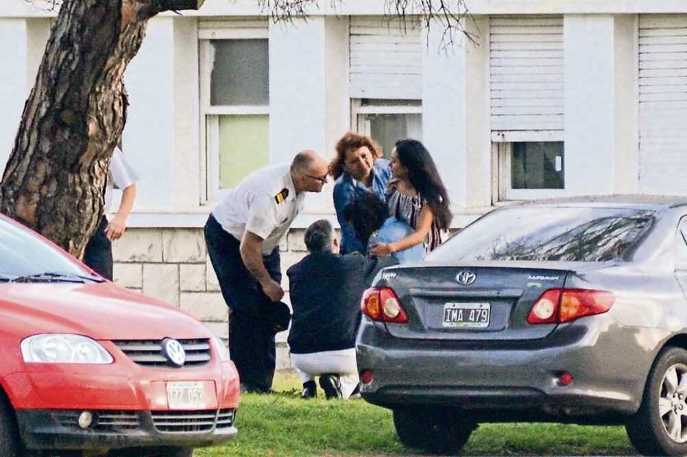 Familiares de los tripulantes del ARA San Juan lloran y se abrazan en Mar del Plata, tras revelarse que se descarta la posibilidad de hallarlos con vida (MARINA DEVO. AP)