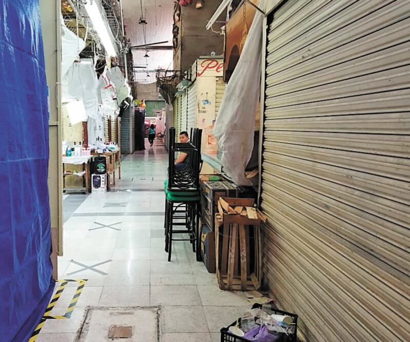 Prioritario. Los centros de abasto no están obligados a cerrar, pero lo hacen ante el temor de resultar contagiados del nuevo virus. Foto: ESPECIAL