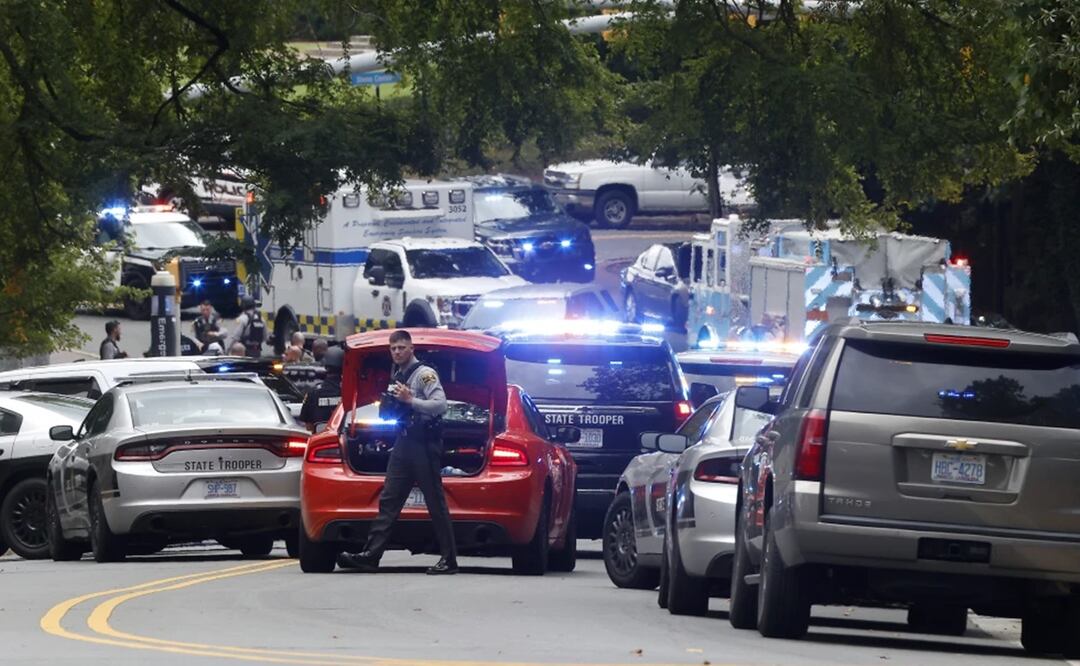 Policías se reúnen en la calle South Street cerca del campus de la Universidad de Carolina del Norte en Chapel Hill, Carolina del Norte, tras el reporte de un presunto hombre armado. Foto: AP