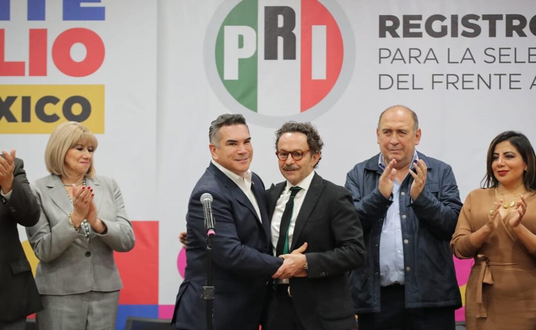 Gabriel Quadri con el líder nacional del PRI, Alejandro Moreno tras SU registro ante el Frente Amplio por México. Foto: Fernanda Rojas/EL UNIVERSAL