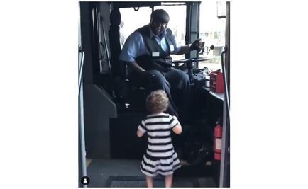 Niña y chofer de autobús bailan al ritmo de Taylor Swift; video se hace viral