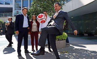 De zumba a bailar con burros: políticos hacen circo maroma y teatro por el voto