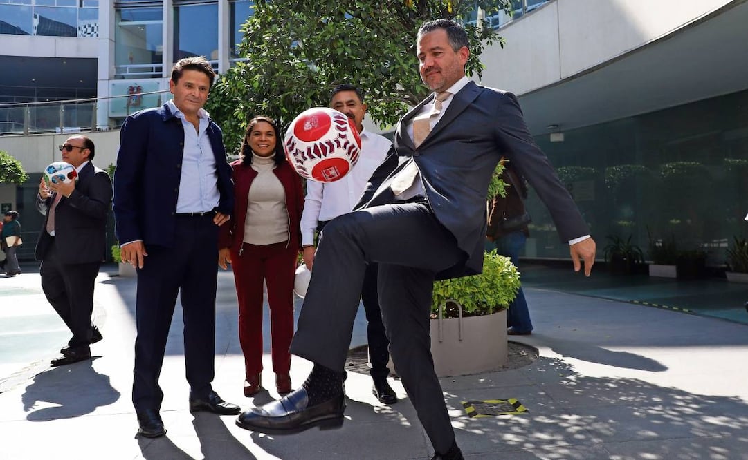El senador morenista Miguel Ángel Yunes se dio tiempo para hacer unas
dominadas en la Cámara Alta. Foto: Especial
