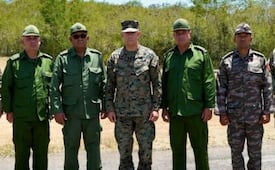 Jefe militar de EU se reúne con alto mando del Ejército cubano en Guantánamo; abordan temas de seguridad operativa
