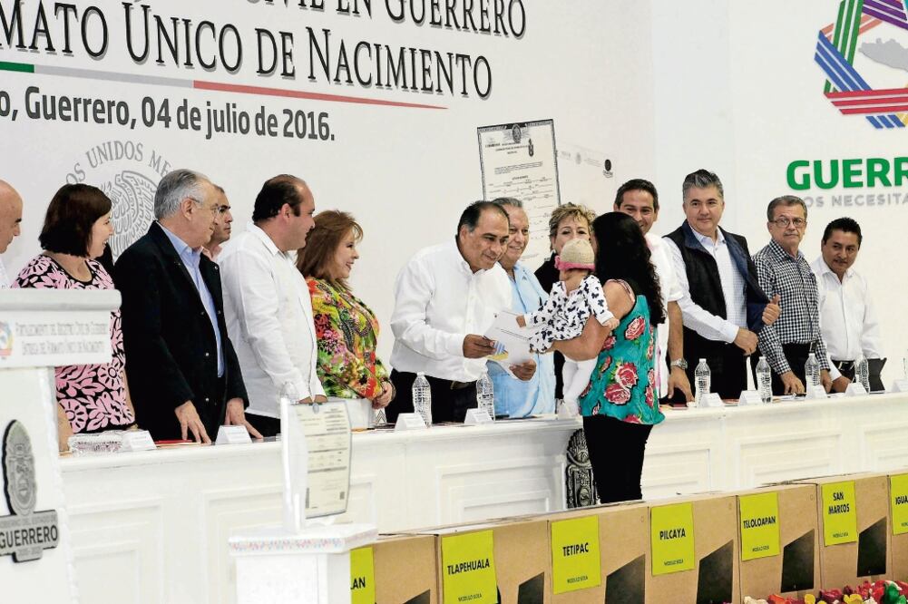 El gobernador Héctor Astudillo, durante la ceremonia del Fortalecimiento del Registro Civil en la entidad, hizo entrega de actas de nacimiento (ARCHIVO EL UNIVERSAL)