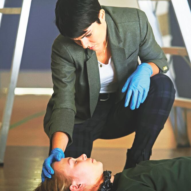 Tras enviudar, Jenny comienza una nueva vida como investigadora forense. UNIVERSAL