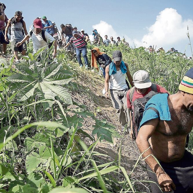 Integrantes de la tercera caravana, provenientes de El Salvador, durante su llegada al municipio de Matías Romero, en el estado de Oaxaca. LUIS VILLALOBOS. EFE