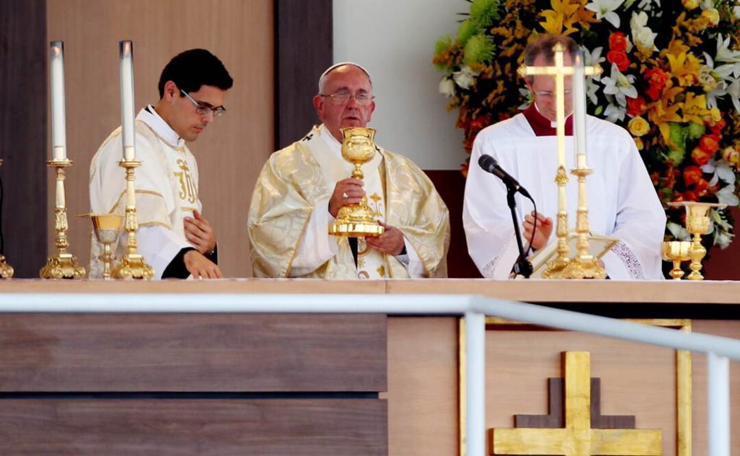 La idea nació de un grupo de productores de quínoa y los cocineros del restaurante dijeron que las hostias fueron entregadas al Gobierno para que las reciba el Papa  Foto: EFE