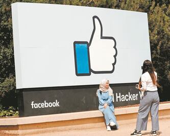 Podrían bajar switch de Facebook y Google; piden un año de gracia