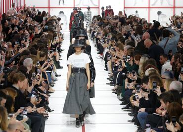 Dior reclama sororidad en su desfile de París