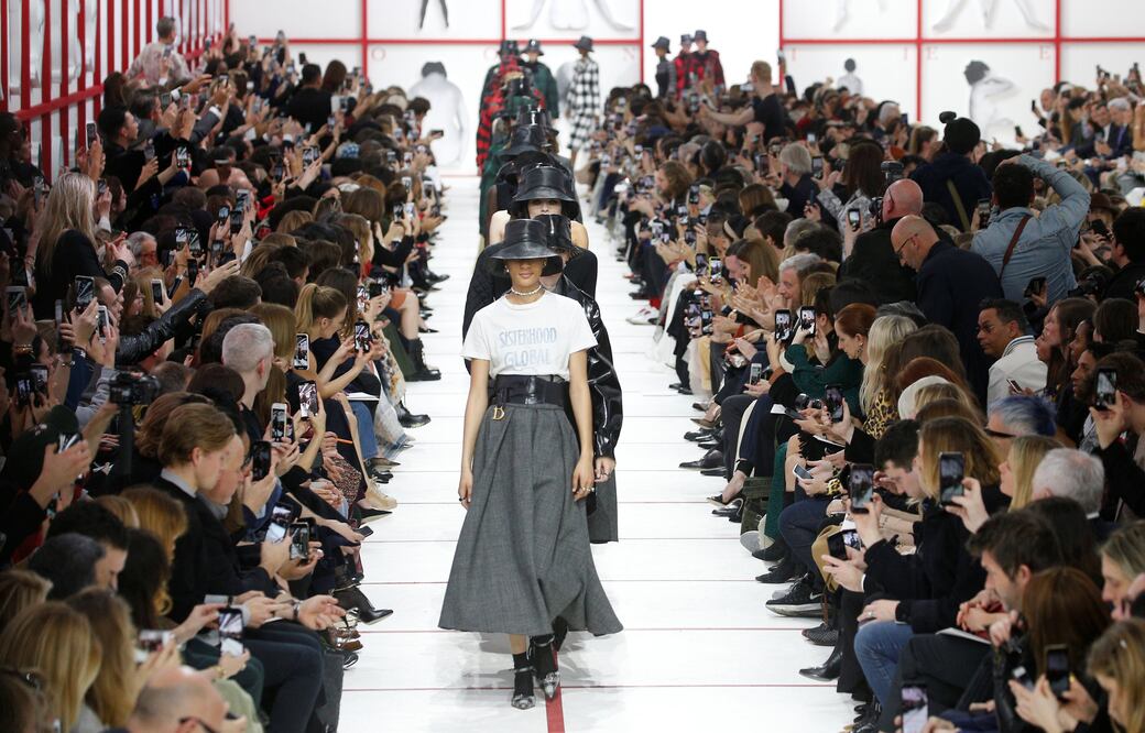 Dior presento su nueva colección en París. Foto: REUTERS