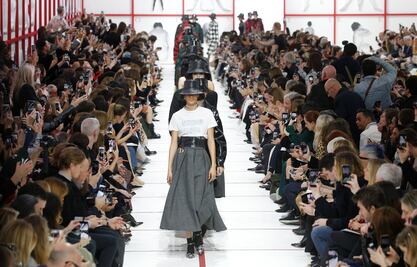 Dior reclama sororidad en su desfile de París