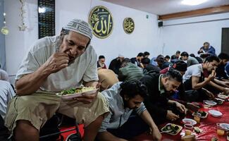Celebran Ramadán con ayuno y tacos