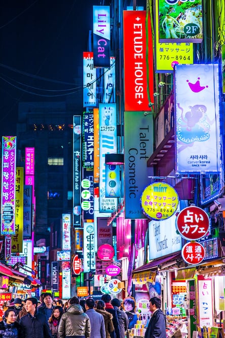 Abundan los anuncios de cosmética coreana y tecnología en el barrio de Myeongdong. (Foto: Istock)