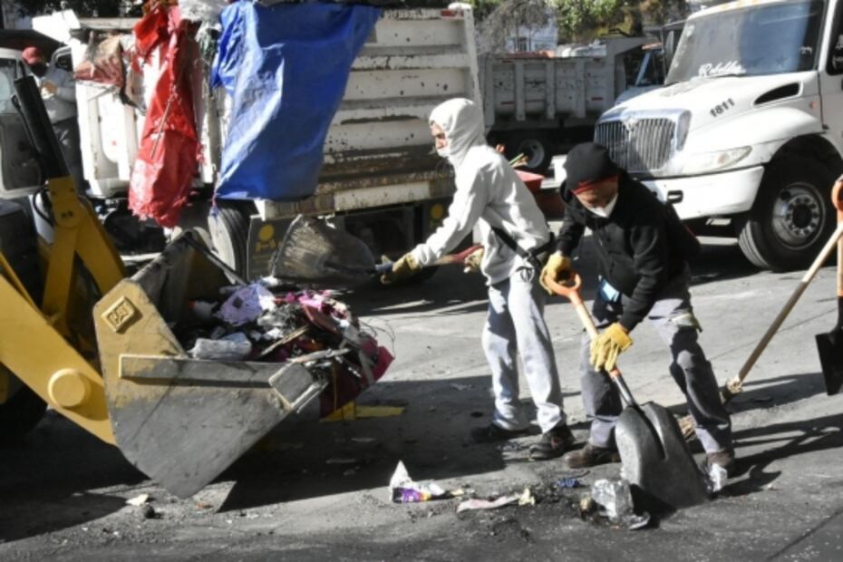 Retiran escombros y limpian instalaciones tras incendio en mercado La Purísima en Iztapalapa