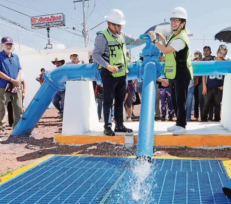 La alcaldesa Azucena Cisneros al inaugurar el pozo reperforado. Foto: Especial