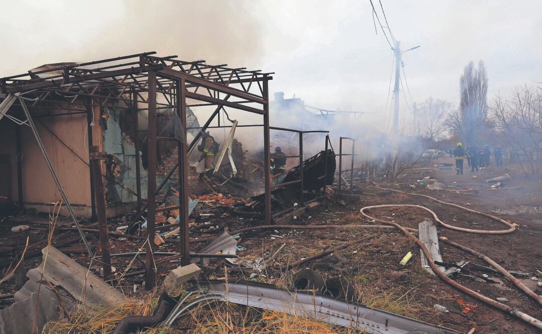 Un militar ruso dispara un misil antitanque guiado por cable Konkurs 9M113 hacia un lugar no revelado. Foto: de AP