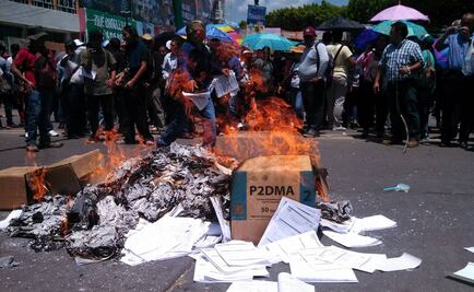 CNTE marcha en Chiapas; quema pruebas de Planea