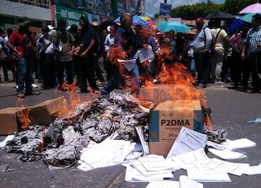 CNTE marcha en Chiapas; quema pruebas de Planea