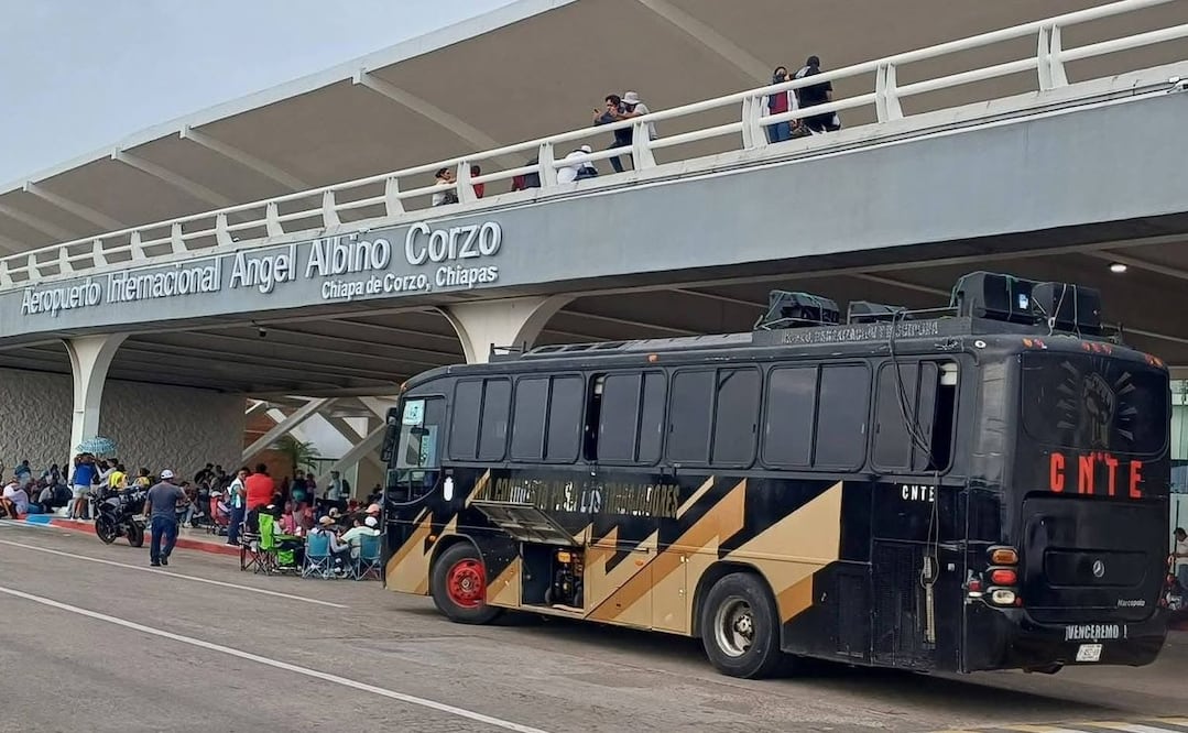 Maestros pertenecientes a la Sección 7 del SNTE cerraron la carretera al aeropuerto Ángel Albino Corzo. Foto: Especial