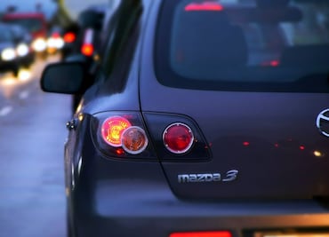 Por esta razón no debes empujar tu auto para encenderlo