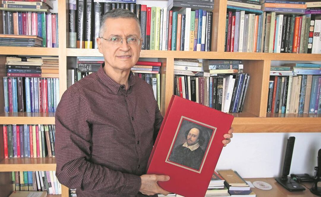 El traductor Alfredo Michel Modenessi reflexiona sobre el fenómeno actual de Shakespeare a 400 años de su primera publicación. Foto: Carlos Mejía/ EL UNIVERSAL