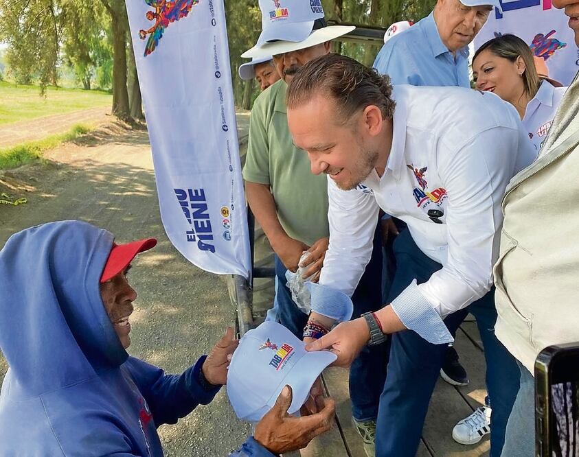 El abanderado del PAN-PRI- PRD, Santiago Taboada, visitó San Andrés Mixquic, San Nicolás Tetelco y San Juan Ixtayopan, donde señaló que se dejó el tema de la seguridad en la alcaldía Foto: Especial