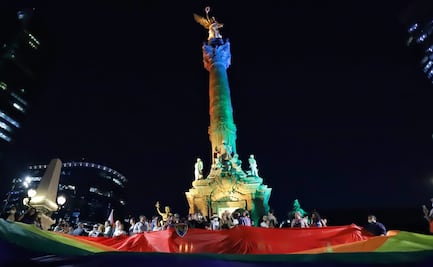 Monumentos de la CDMX se iluminan con la bandera arcoíris en el Día Nacional Contra la Homofobia, Lesbofobia, Transfobia y Bifobia