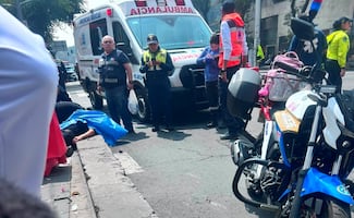 Motociclista muere tras chocar contra un poste en el Centro de CDMX; fue impactado por un automóvil