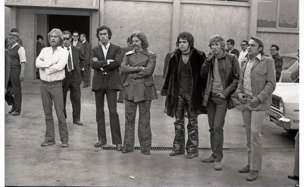 De izquierda a derecha: Manuel y José Toribio, dueños de la casa; el cineasta Alejandro Jodorowsky, el actor José Alonso, el creador Pablo Leder y un hombre no identificado, en los separos de la PGR tras la redada. Foto: AGN
