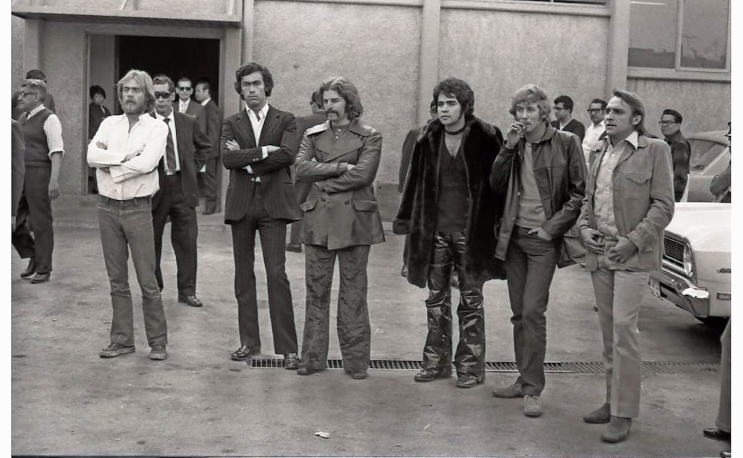 De izquierda a derecha: Manuel y José Toribio, dueños de la casa; el cineasta Alejandro Jodorowsky, el actor José Alonso, el creador Pablo Leder y un hombre no identificado, en los separos de la PGR tras la redada. Foto: AGN