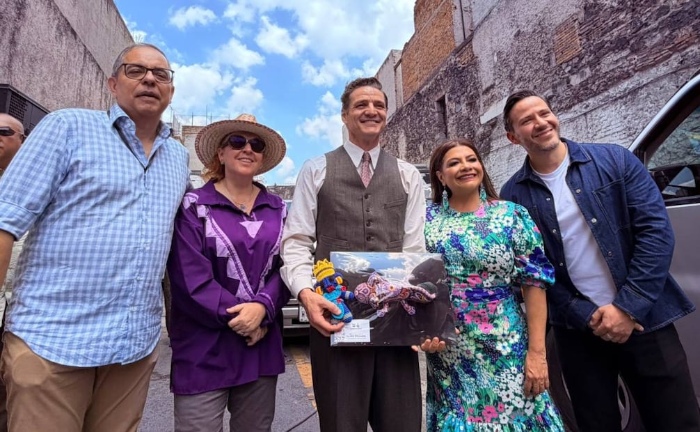 Clara Brugada, Ana Francis López Bayghen junto a Pedro Pascal. Foto: Especial