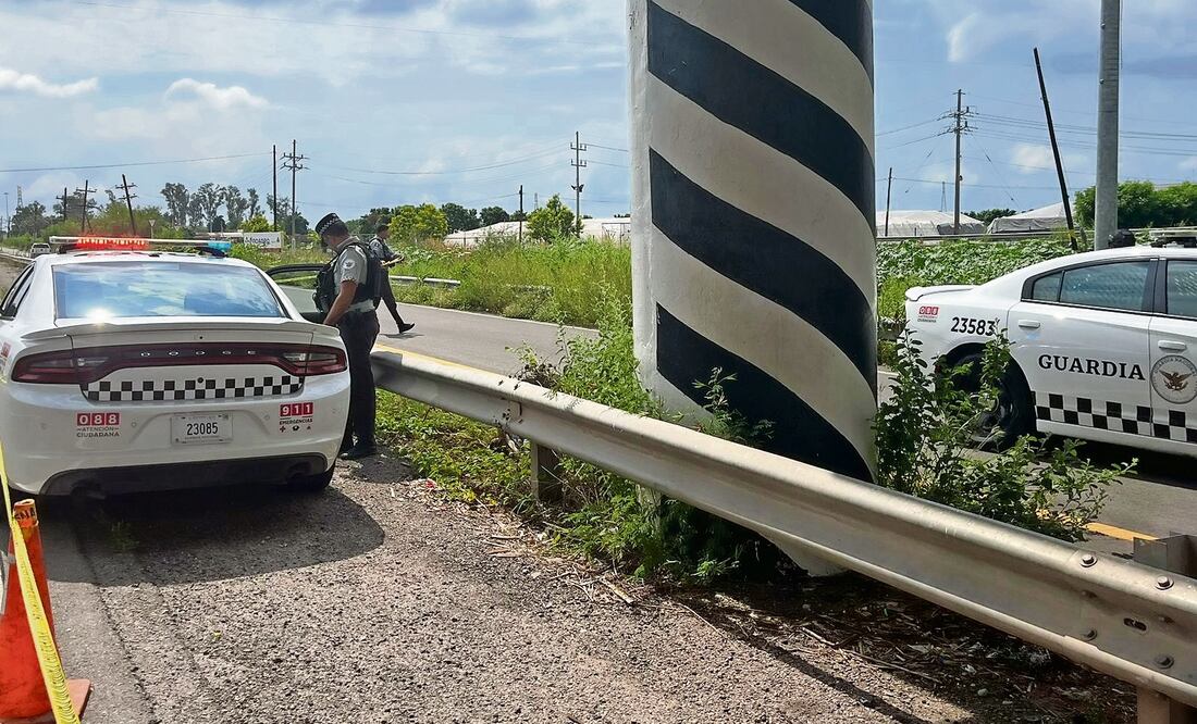 A un costado de la carretera Culiacán-Eldorado, cerca del Trébol, fue hallado el cadáver de un hombre con las manos esposadas a la espalda. Foto Especial