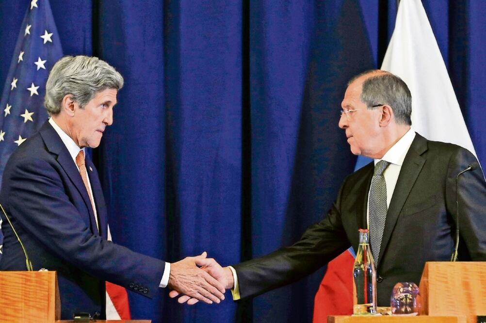 El secretario de Estado estadounidense, John Kerry, y el canciller ruso, Serguei Lavrov, en la conferencia de prensa conjunta de ayer, en Ginebra (KEVIN LAMARQUE. AP)