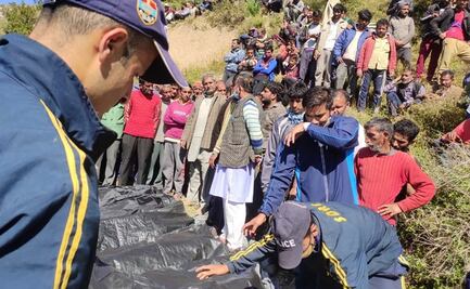Al menos 13 muertos tras caída de minibús a un barranco en la India