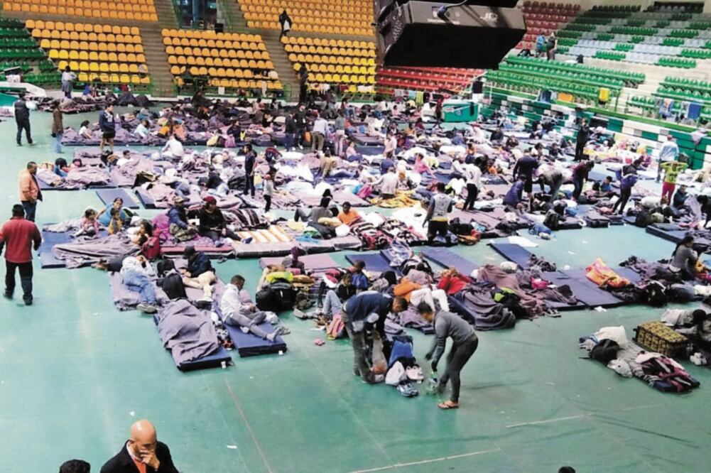 Reba sados. Albergues de Ciudad Juárez han dicho que se encuentran desbordados, por lo que algunos migrantes han sido ubicados en estadios (ESPECIAL)