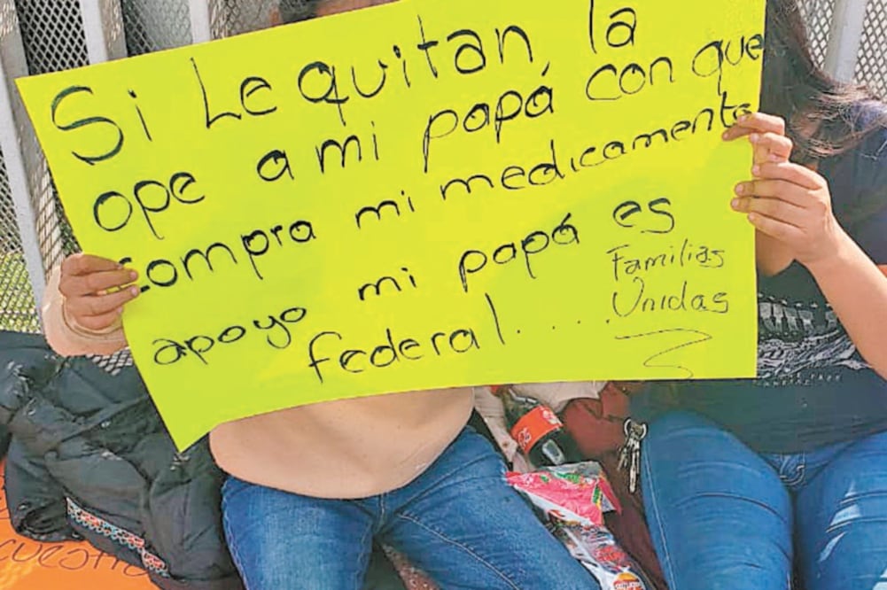 Eloisa y su hija estuvieron sentadas afuera del centro. Foto/ALEXIS ORTIZ. EL UNIVERSAL