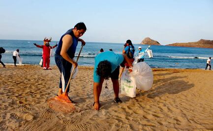 Ambientalistas retiran más de una tonelada de plásticos de playas de Mazatlán