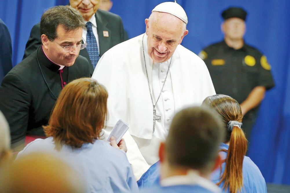 Francisco saluda a mujeres presas en la cárcel de Curran-Fromhold, del norte de Filadelfia, que visitó ayer en el marco de su gira pastoral por Estados Unidos (TONY GENTILE. EFE)
