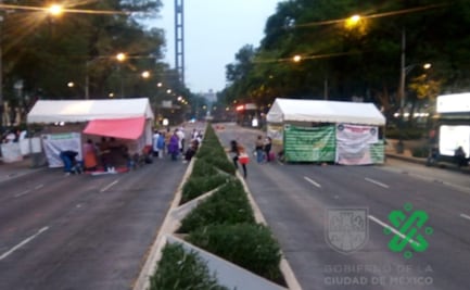 Paseo de la Reforma continúa bloqueada por plantón de jubilados del IMSS
