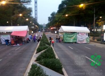 Paseo de la Reforma continúa bloqueada por plantón de jubilados del IMSS