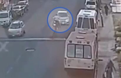 VIDEO: Momento en que abuelito embiste con su auto a biker y puesto de barbacoa en Neza