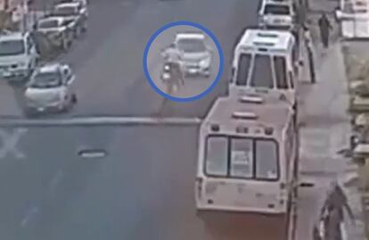 VIDEO: Momento en que abuelito embiste con su auto a biker y puesto de barbacoa en Neza