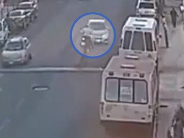 VIDEO: Momento en que abuelito embiste con su auto a biker y puesto de barbacoa en Neza