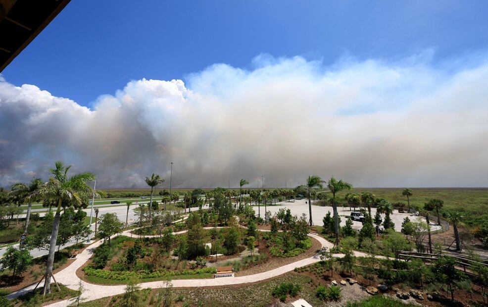 El Servicio Forestal de Florida reportaba por la mañana un fuego de 647 hectáreas y otro de 101 hectáreas en la zona norte de los Everglades, Florida, ambos con un nivel de 0 % de contención, el 20 de agosto de 2025. Foto: AFP