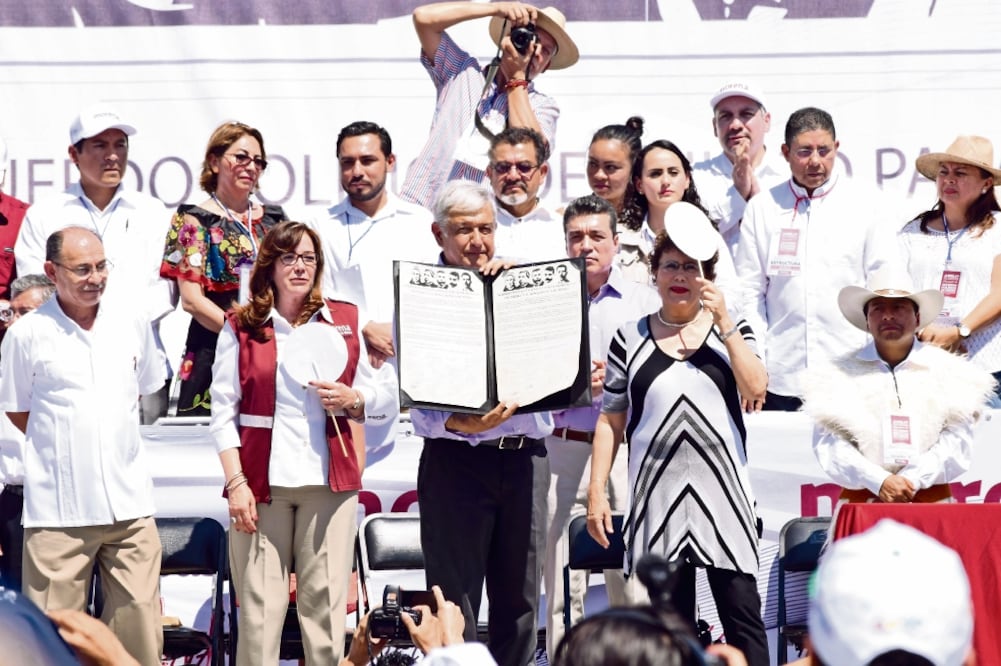 Andrés Manuel López Obrador, dirigente de Morena, firmó el Acuerdo Político de Unidad en el Parque Bicentenario, en Tuxtla Gutiérrez. (ÓSCAR LEÓN. EL UNIVERSAL)