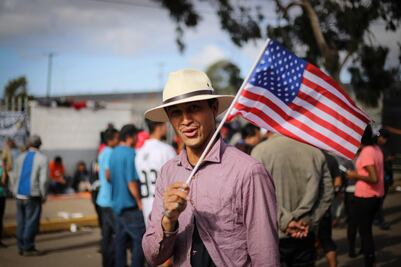 Refugio de migrantes en Tijuana se llena de banderas estadounidenses